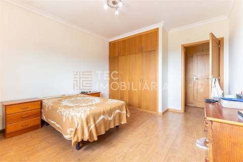 Andar-Moradia T3 Duplex em Fânzeres, com Excelentes Áreas e Vistas Deslumbrantes