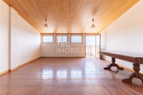 Andar-Moradia T3 Duplex em Fânzeres, com Excelentes Áreas e Vistas Deslumbrantes