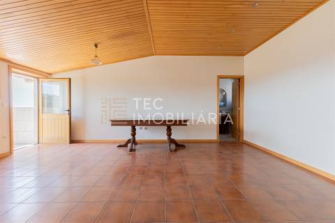 Andar-Moradia T3 Duplex em Fânzeres, com Excelentes Áreas e Vistas Deslumbrantes
