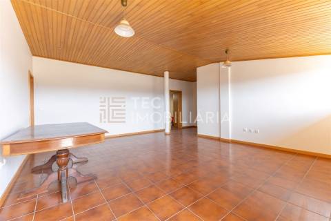 Andar-Moradia T3 Duplex em Fânzeres, com Excelentes Áreas e Vistas Deslumbrantes