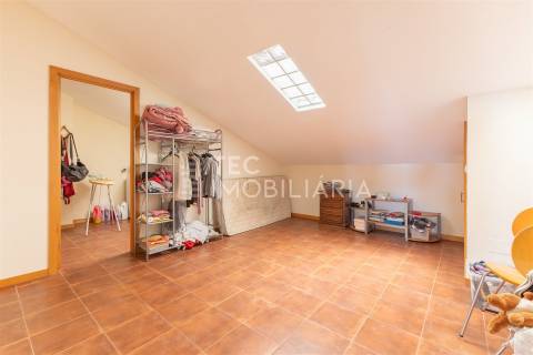 Andar-Moradia T3 Duplex em Fânzeres, com Excelentes Áreas e Vistas Deslumbrantes