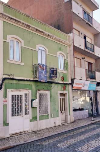 Prédio Misto para Investimento na Avenida dos Pescadores - Montijo
