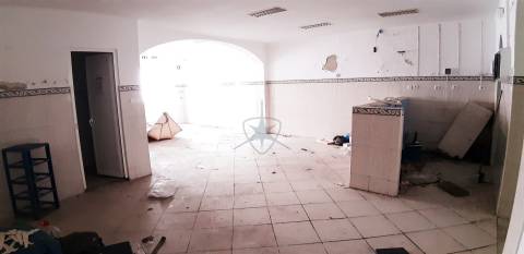 Prédio Misto para Investimento na Avenida dos Pescadores - Montijo