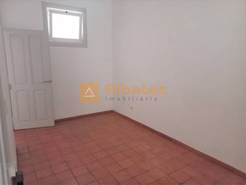 Apartamento T2 com logradouro na Estrela