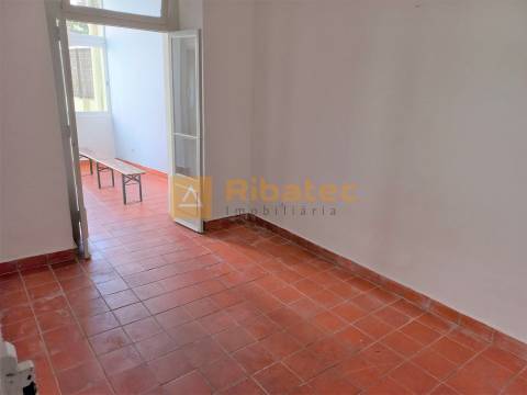 Apartamento T2 com logradouro na Estrela