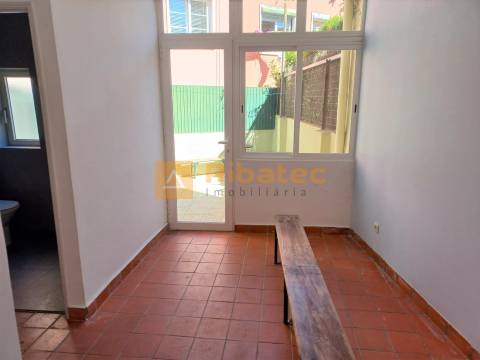 Apartamento T2 com logradouro na Estrela