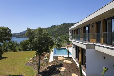 Moradia Contemporânea T6 em Castelo de Bode com doca privada