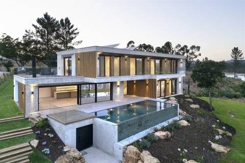 Moradia Contemporânea T6 em Castelo de Bode com doca privada