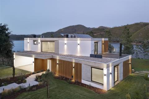 Moradia Contemporânea T6 em Castelo de Bode com doca privada