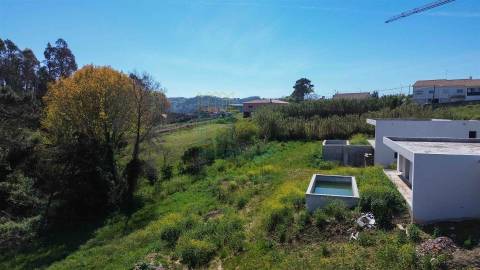 Moradia Moderna com Piscina e Garagem – Tranquilidade e Perto da Praia
