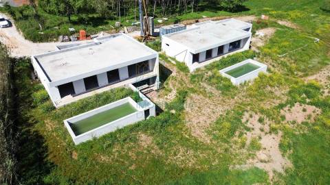 Moradia Moderna com Piscina – Tranquilidade e Perto da Praia