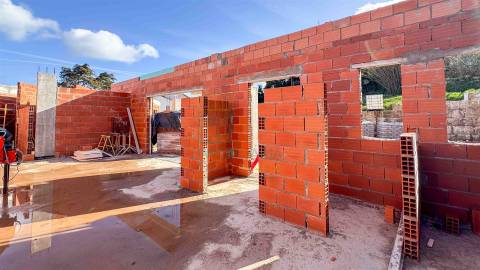 Moradia Térrea T3 com Piscina e Garagem | Lote 1.200 m² | Próxima de Caldas da Rainha