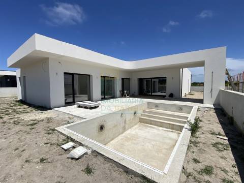 Moradia Moderna Térrea com Piscina – Conforto e Tranquilidade - Caldas da Rainha