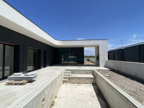 Moradia Moderna Térrea com Piscina – Conforto e Tranquilidade - Caldas da Rainha