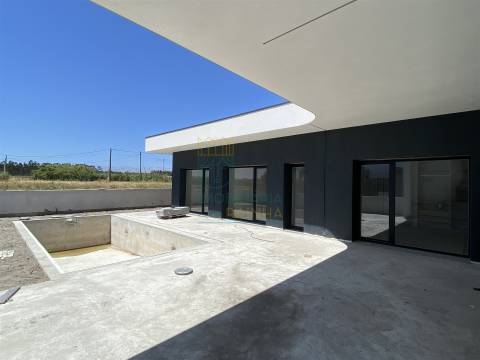 Moradia Moderna Térrea com Piscina – Conforto e Tranquilidade - Caldas da Rainha
