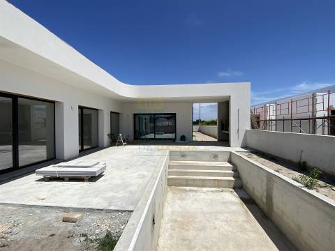 Moradia Térrea de Arquitetura Contemporânea com Piscina