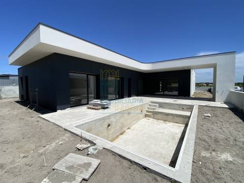 Moradia Térrea de Arquitetura Contemporânea com Piscina