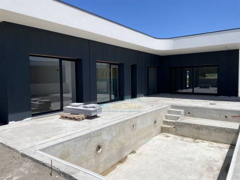 Moradia Térrea de Arquitetura Contemporânea com Piscina