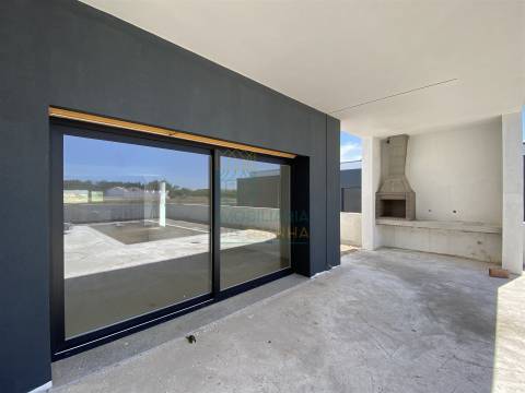 Moradia Térrea de Arquitetura Contemporânea com Piscina