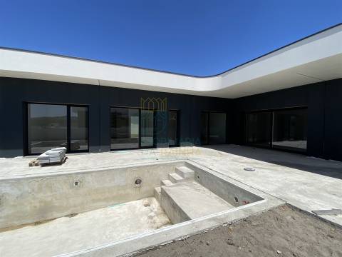 Moradia Térrea de Arquitetura Contemporânea com Piscina