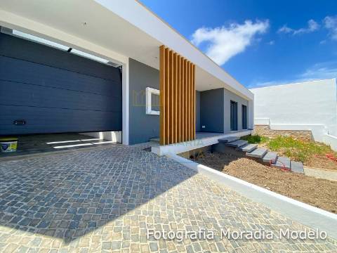 Moradia com 3 quartos, Piscina e Garagem em Caldas da Rainha