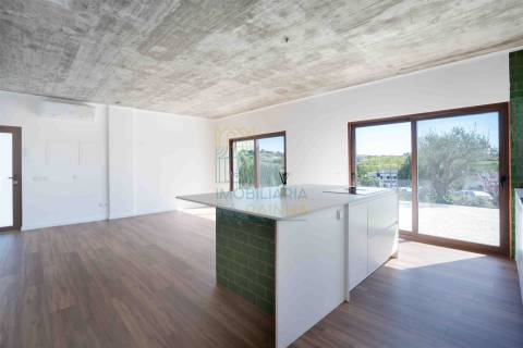 Moradia T5 com piscina e jardim