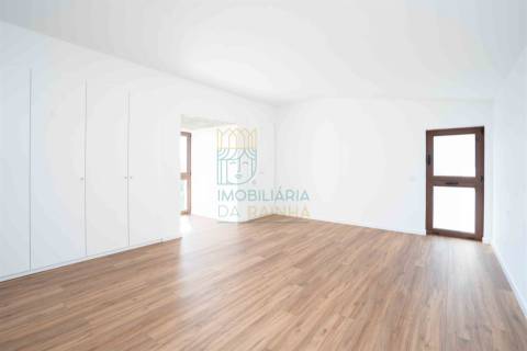Moradia T5 com piscina e jardim
