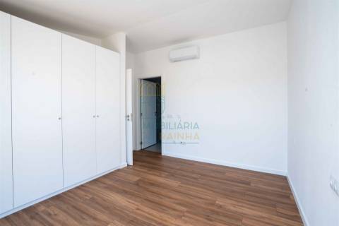 Moradia T5 com piscina e jardim