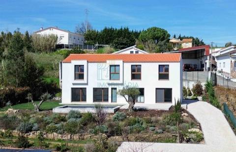 Moradia T5 com piscina e jardim