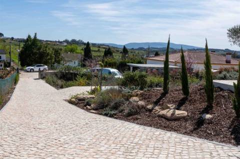 Moradia T5 com piscina e jardim