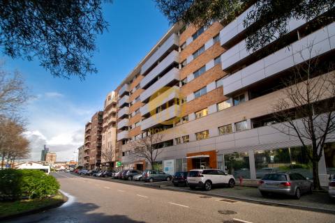 T3 Luxo na Maia com 3 Suites  e Box para 2 carros