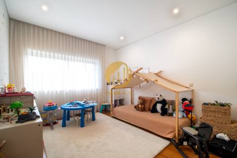 T3 Luxo na Maia com 3 Suites  e Box para 2 carros