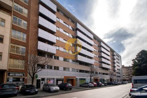 T3 Luxo na Maia com 3 Suites  e Box para 2 carros