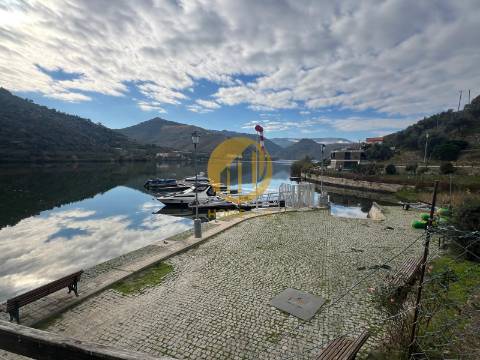Terreno com 265,77 m² e Casa de Pedra em Ruina perto do Rio Douro