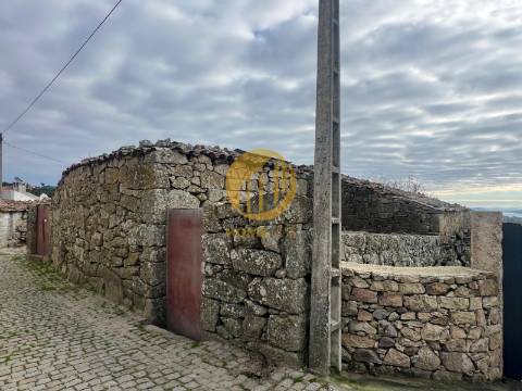 Terreno com 265,77 m² e Casa de Pedra em Ruina perto do Rio Douro