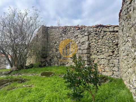 Terreno com 265,77 m² e Casa de Pedra em Ruina perto do Rio Douro