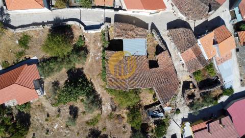 Terreno com 265,77 m² e Casa de Pedra em Ruina perto do Rio Douro