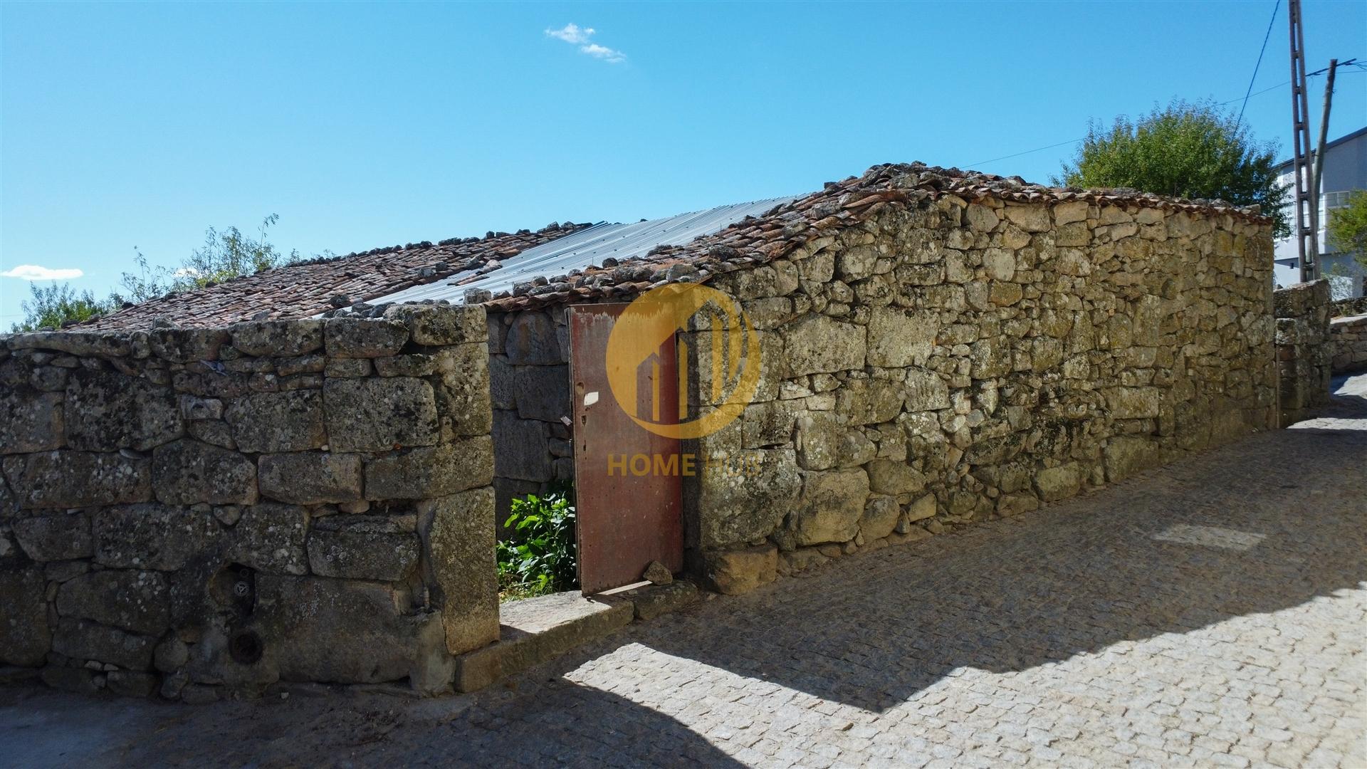 Terreno com 265,77 m² e Casa de Pedra em Ruina perto do Rio Douro