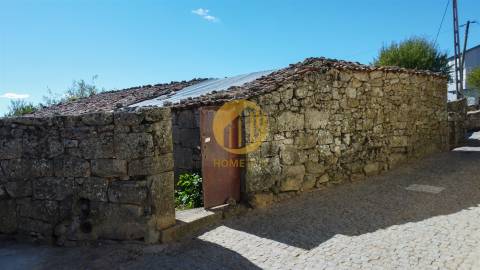 Terreno com 265,77 m² e Casa de Pedra em Ruina perto do Rio Douro