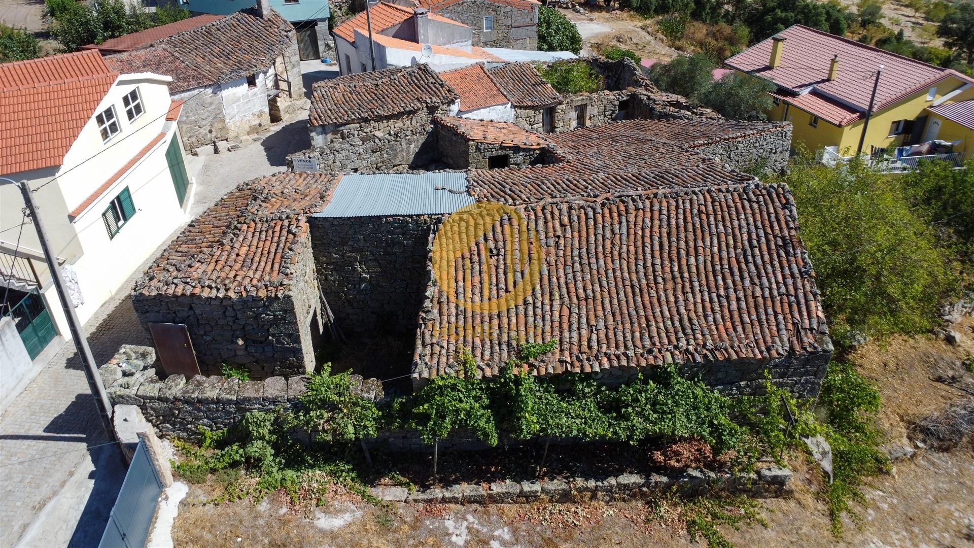 Terreno com 265,77 m² e Casa de Pedra em Ruina perto do Rio Douro
