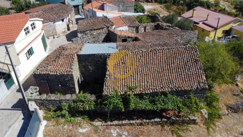 Terreno com 265,77 m² e Casa de Pedra em Ruina perto do Rio Douro