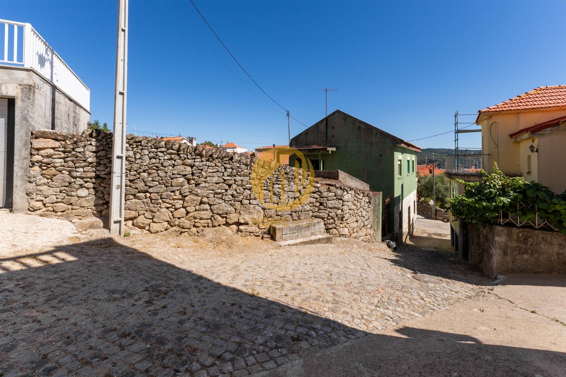 Moradia para Restaurar - Terreno com 313m2 e Lagar em Funcionamento – Seixo de Ansiães