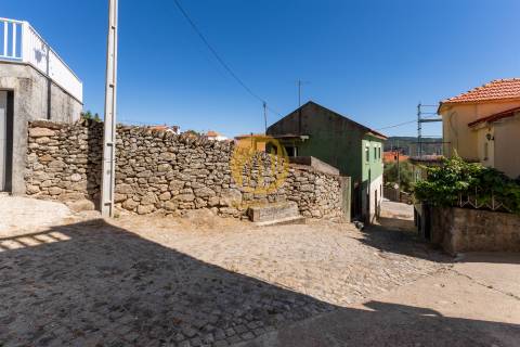 Moradia para Restaurar - Terreno com 313m2 e Lagar em Funcionamento – Seixo de Ansiães