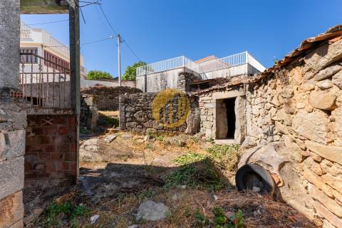 Moradia para Restaurar - Terreno com 313m2 e Lagar em Funcionamento – Seixo de Ansiães