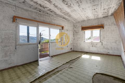 Moradia para Restaurar - Terreno com 313m2 e Lagar em Funcionamento – Seixo de Ansiães