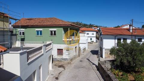 Moradia para Restaurar - Terreno com 313m2 e Lagar em Funcionamento – Seixo de Ansiães