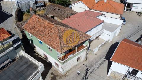 Moradia para Restaurar - Terreno com 313m2 e Lagar em Funcionamento – Seixo de Ansiães
