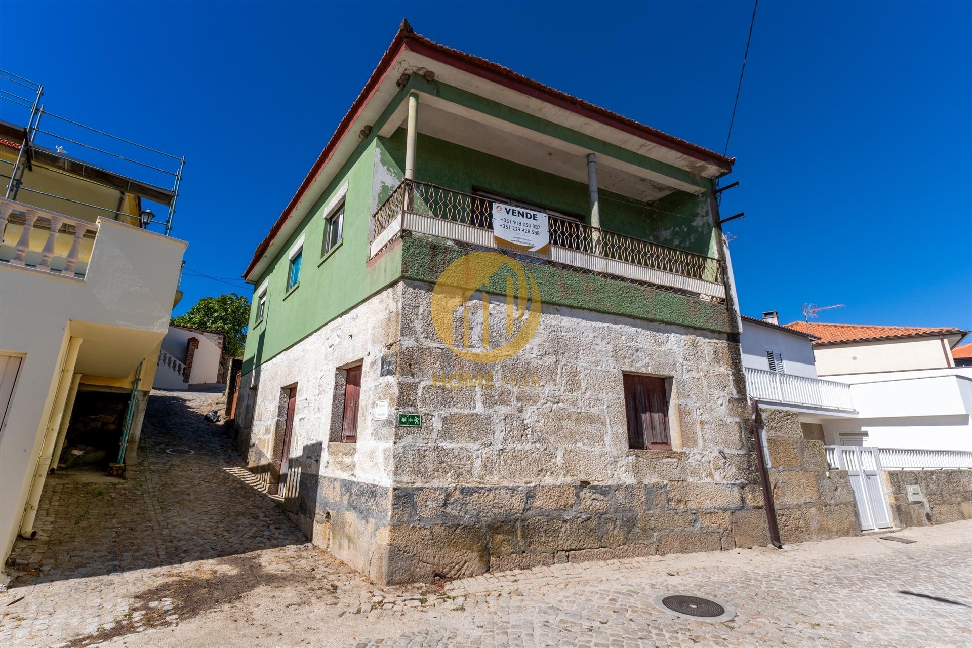 Moradia para Restaurar - Terreno com 313m2 e Lagar em Funcionamento – Seixo de Ansiães