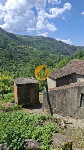 Moradia Devoluta T4 Venda em Ferreiros de Tendais,Cinfães