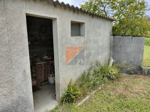 Prédio com 2 apartamentos T2 + lojas  Urqueira Ourém